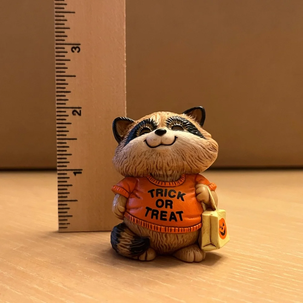 Hallmark vintage Merry Miniatures Halloween “Shirt Tales” figurine from 1983. - Picture 2 of 7